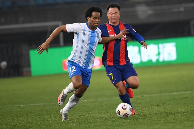 杨鸣愤怒冲进场内大骂裁判 连吃两T被驱逐出场